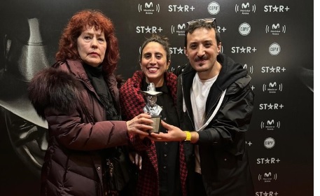 María Teresa Cuenca, esposa de Ramón Ayala, recibiendo el premio Gardel.