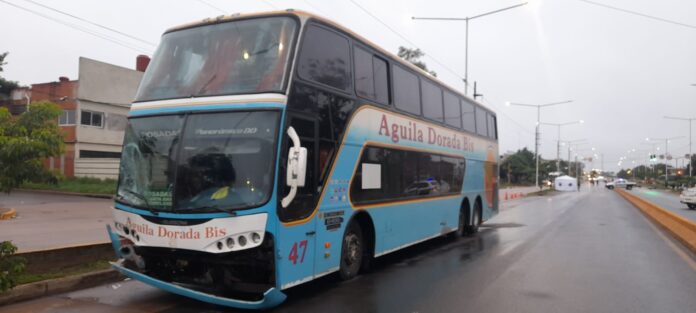 colectivo aguila dorada Un motociclista falleció tras ser embestido por un colectivo