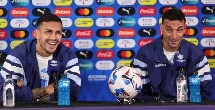 Paredes y Scaloni, durante la conferencia de prensa de este miércoles.