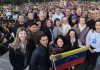 Patricia Bullrich, este domingo en la embajada venezolana, junto a manifestantes opositores.