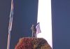 hincha se trepó al jardín vertical del Obelisco