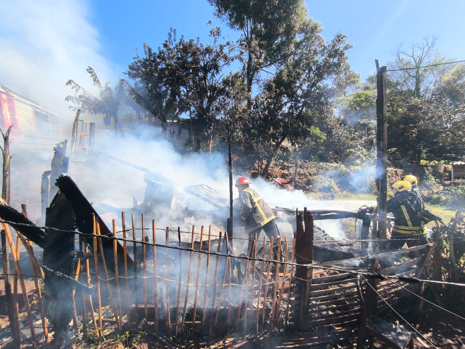 incendio redujo a cenizas una vivienda