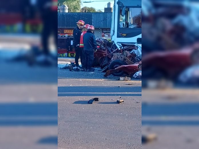 choque entre un auto y un colectivo en Posadas