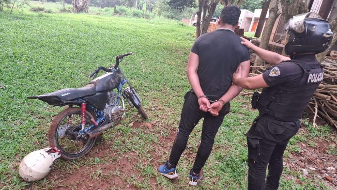 detienen a motociclista detienen a un motociclista por realizar maniobras peligrosas