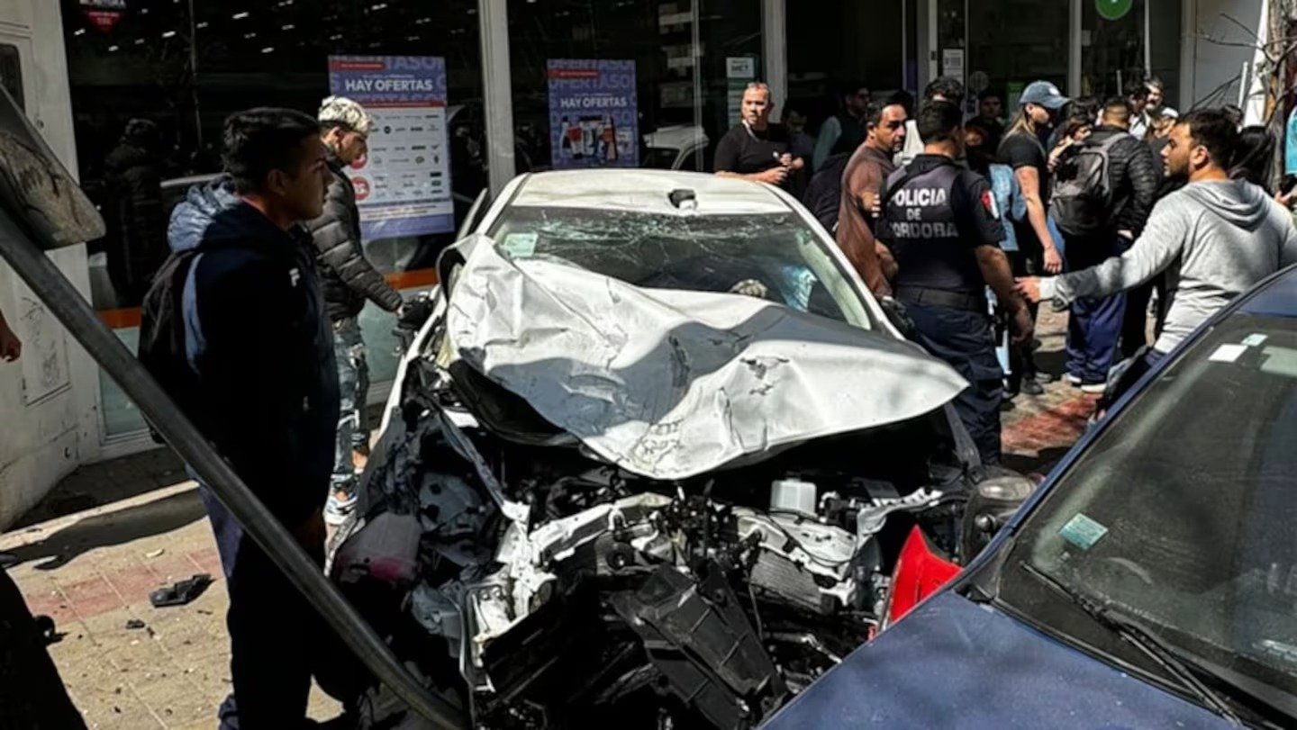 Córdoba: perdió el control del auto, se subió a la vereda y atropelló a más  de 30 personas - MisionesOnline