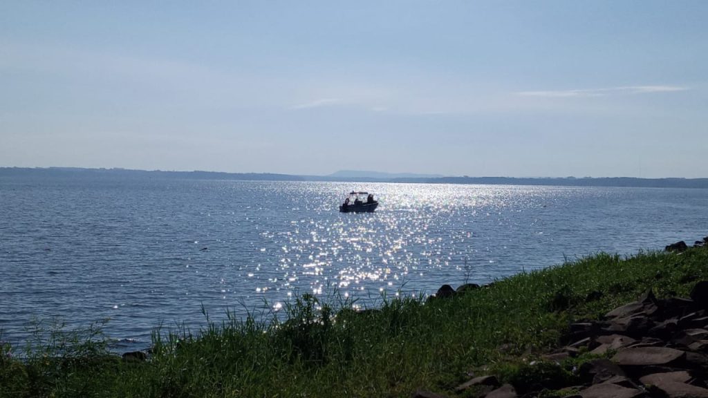 desapareció mientras nadaba en la costa del río 