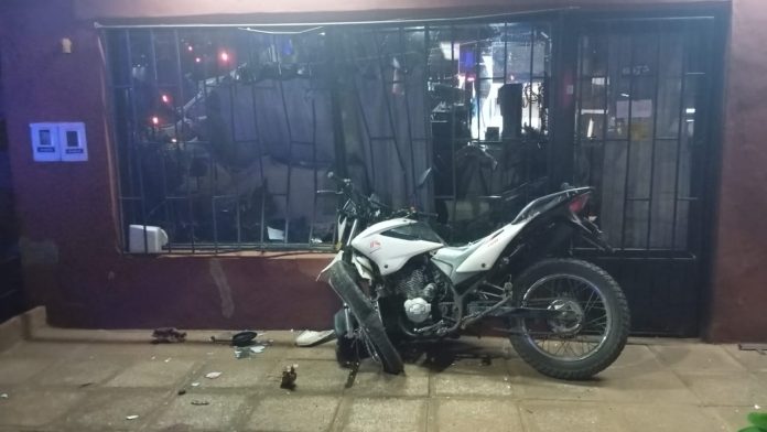 se estrelló contra el frente de un comercio