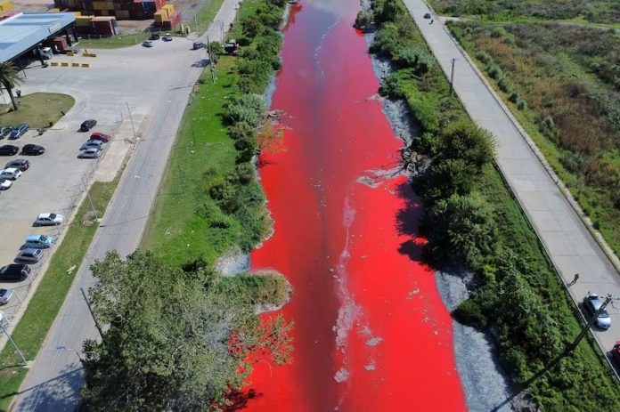 Arroyo teñido de rojo