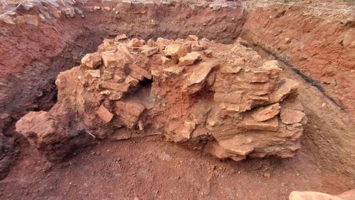 estructura arqueológica del siglo XVIII en el centro de Santo Angelo