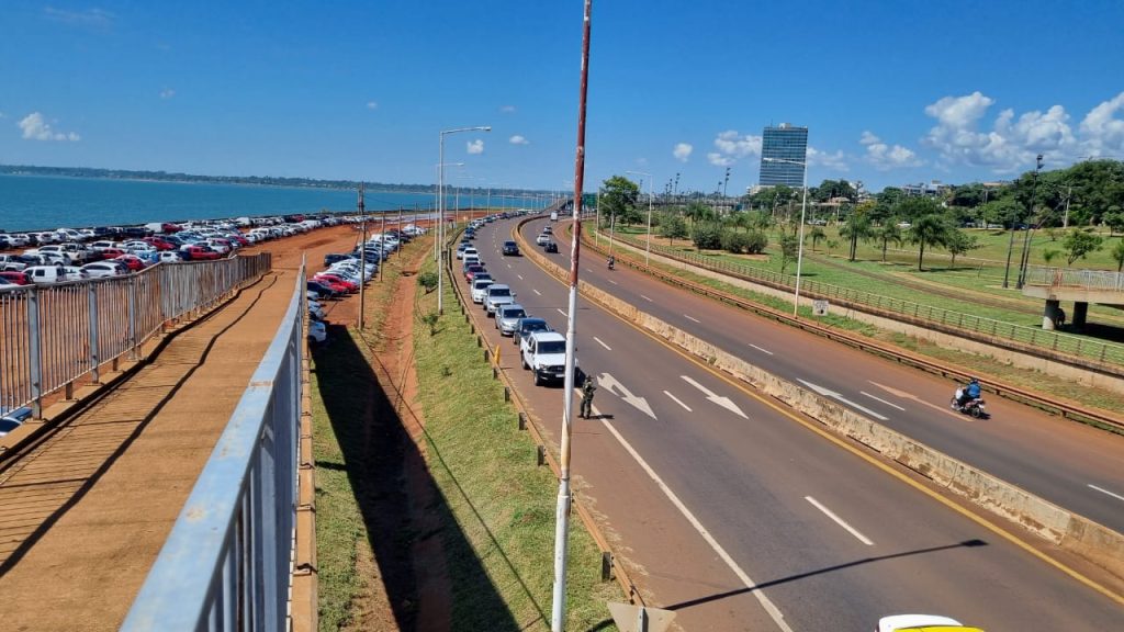 fila para cruzar al paraguay