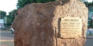 Piedra fundacional, ubicada en la intersección de la avenida Costanera y la Bajada Vieja de Posadas.