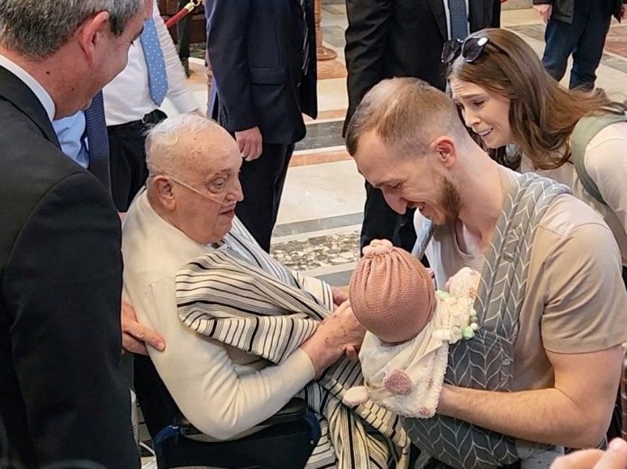 El papa Francisco visitó por sorpresa la Basílica de San Pedro y saludó a los fieles presentes