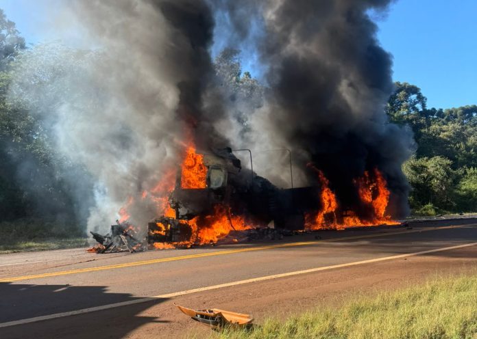 camión se incendió tras chocar contra otro