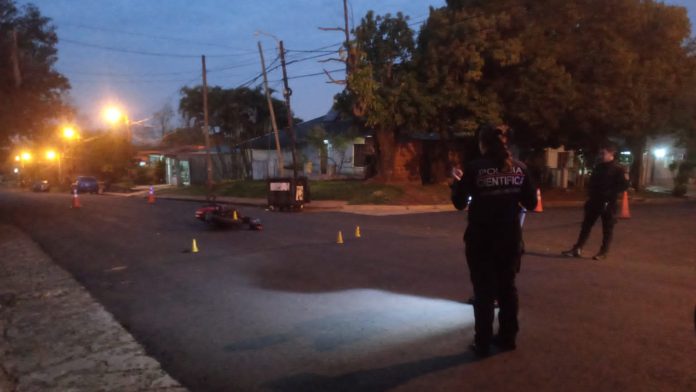 auto se dio a la fuga dos motociclistas heridos