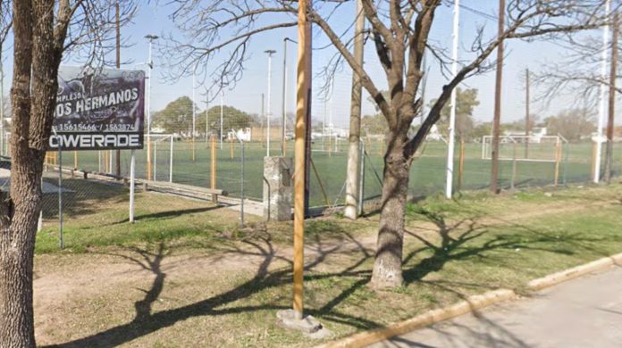 se descompensó y murió mientras jugaba al fútbol