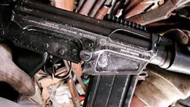 fusil FAL argentino entre el arsenal del Comando Vermelho (1)