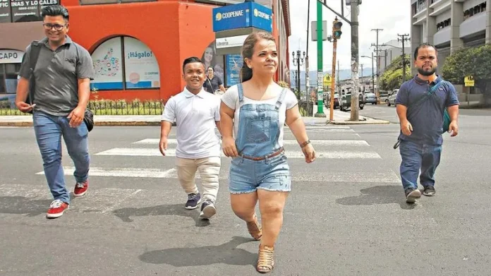 talla baja discriminación