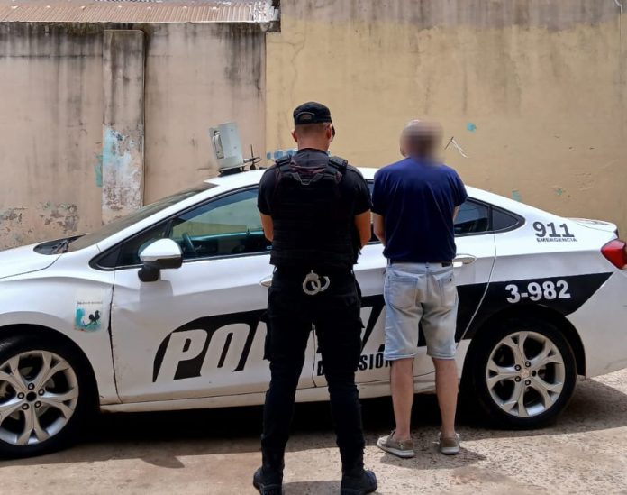 detienen a un hombre