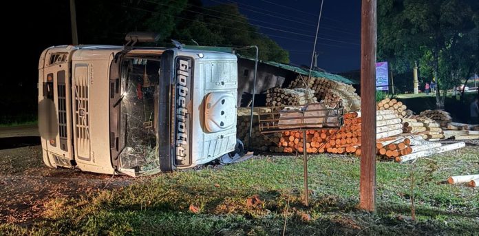 Un camión cargado con madera volcó