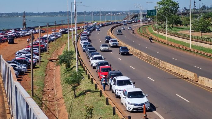 puente Posadas Encarnación, tránsito fronterizo, fiestas de fin de año, compras en Paraguay, Encarnación, Posadas, aguinaldo, Misiones, frontera Argentina Paraguay