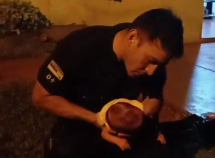 policías héroes salvaron a un bebé que se estaba ahogando