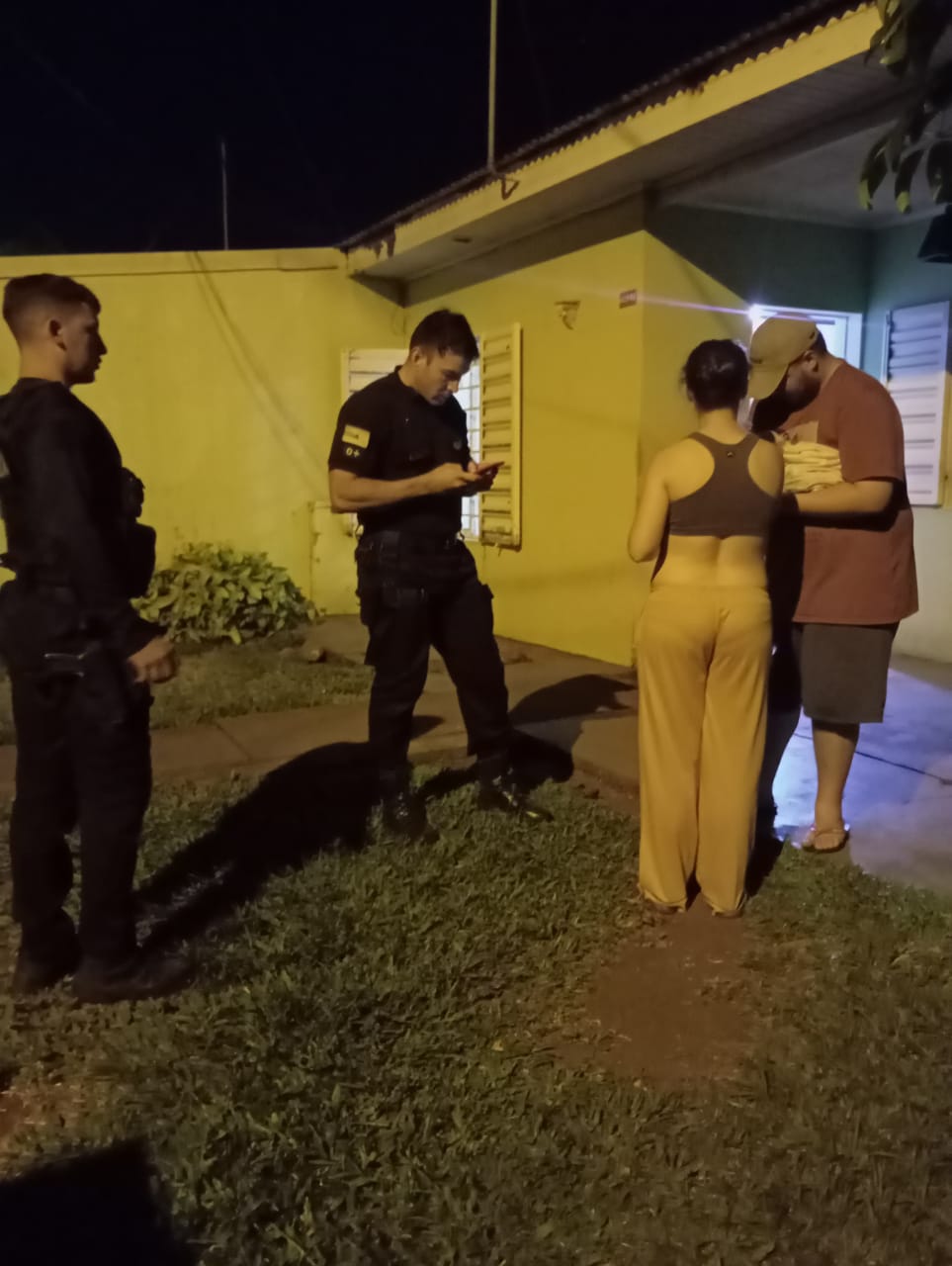 policías héroes salvaron a un bebé que se estaba ahogando