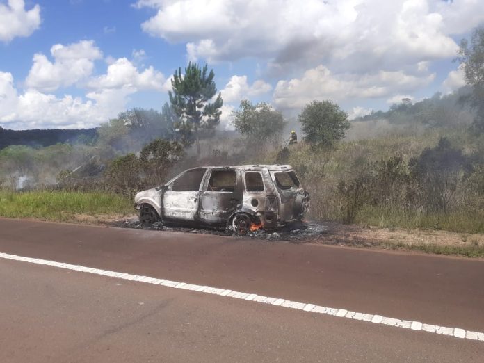 Se incendió una camioneta en plena ruta 14