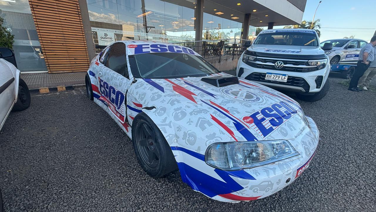 El primer auto campeón del Top Race está en una esquina de Posadas