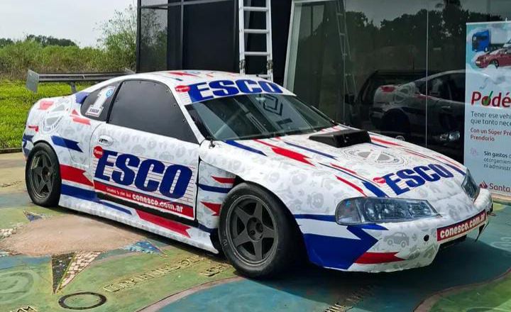 El primer auto campeón del Top Race está en una esquina de Posadas