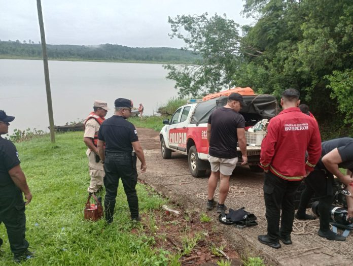 buscan a un policía que desaparecido tras el vuelco de una canoa