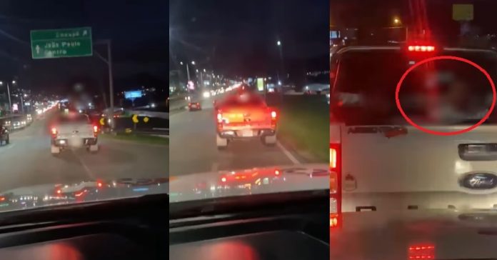 Multaron a un turista argentino por llevar pasajeros en la caja de una camioneta
