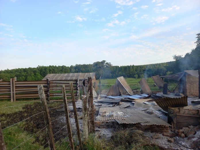 Incendio consumió un galpón