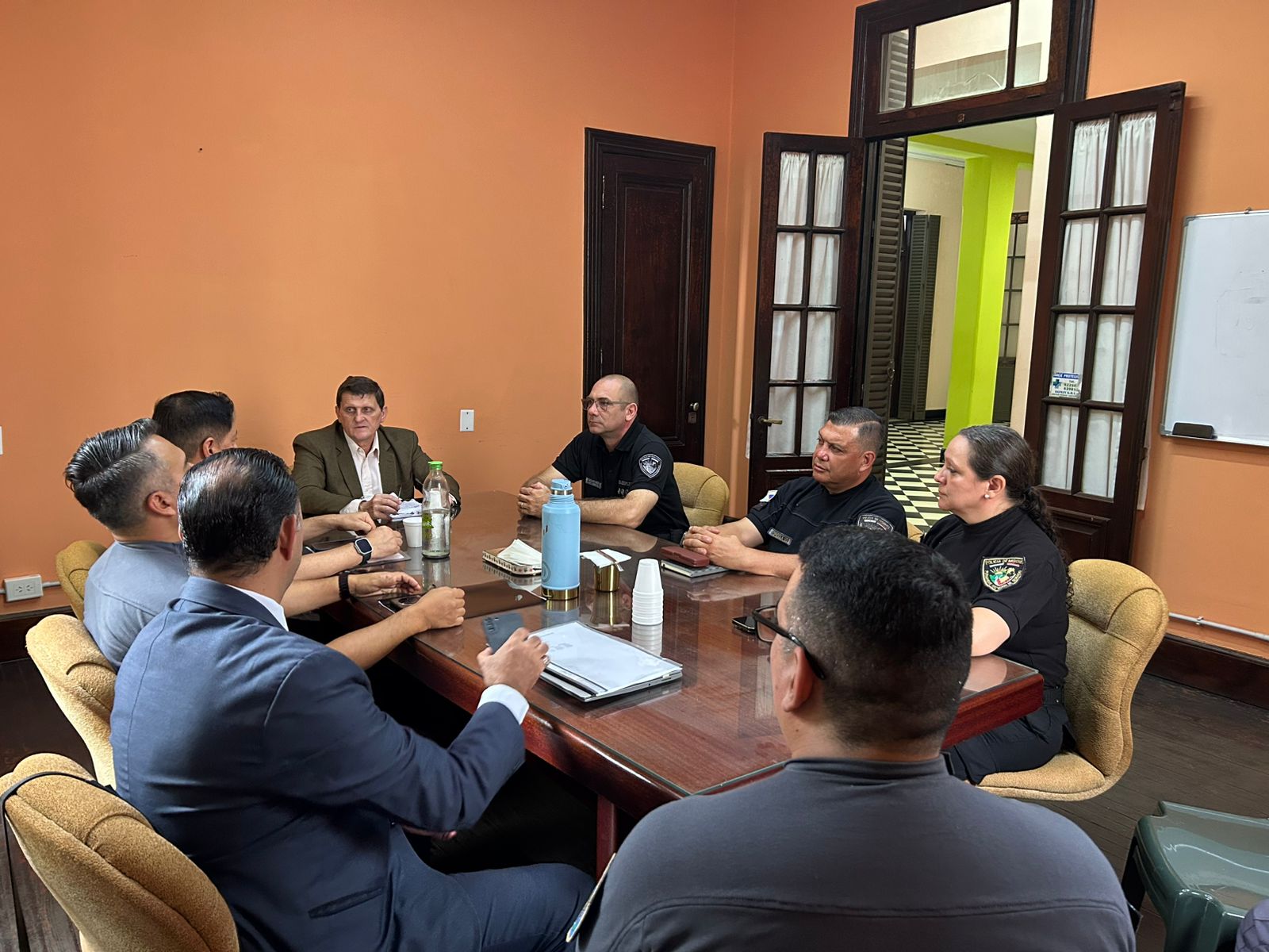 Safrán se reunió con la plana mayor de la Policía y el Servicio Penitenciario 