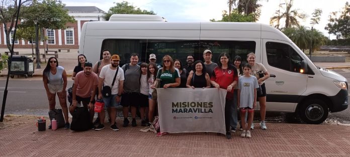 pasajeros en combi mocona Saltos del Moconá