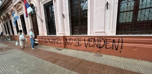 vandalismo en la Casa de Gobierno y la Legislatura Misionera