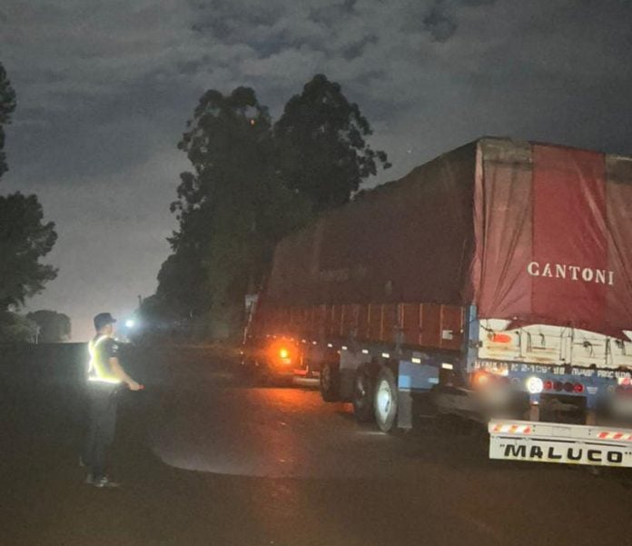 Choque entre un auto y un camión dejó cuatro personas lesionadas