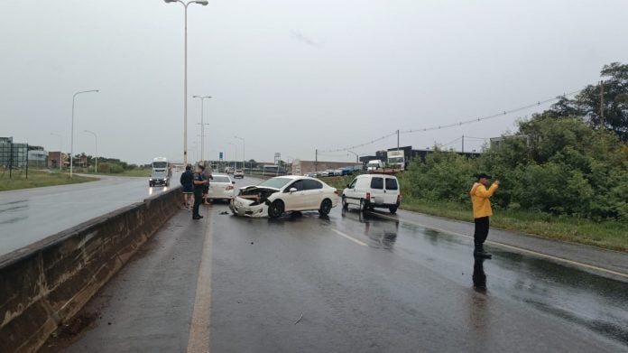 Despistó en la rotonda del Acceso Sur Despistó en la rotonda del Acceso Sur