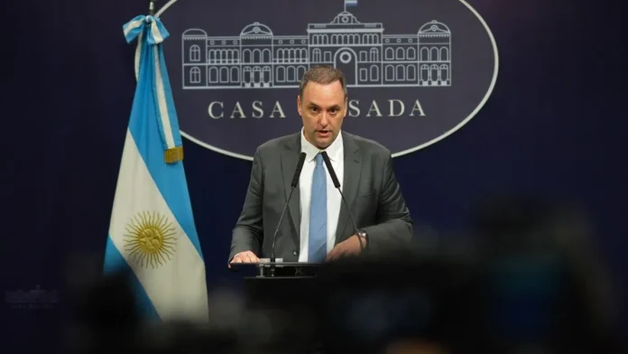 El Gobierno evalúa la salida de Manuel Adorni