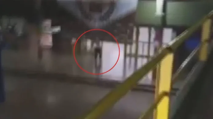 mató a un compañero e hirió a otros dos en una escuela Investigan si el alumno de 15 años que mató a su compañero sufría bullying