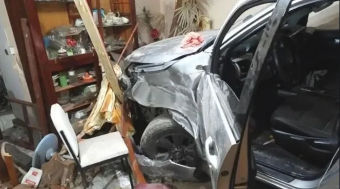Chocó la camioneta contra una casa para matar a su esposa