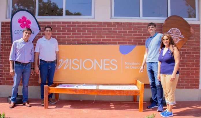 ecología entregó muebles Del delito ambiental al beneficio social: el programa que convierte madera decomisada en mobiliario para Misiones