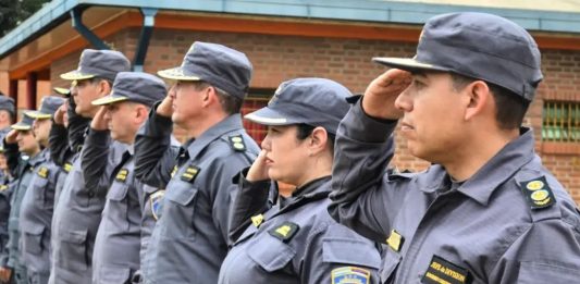 Penitenciarios custodian a detenidos en comisarías