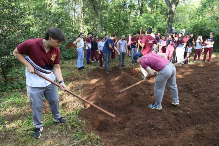 Impulsan huertas escolares con una jornada práctica en el Instituto Superior San José de Eldorado