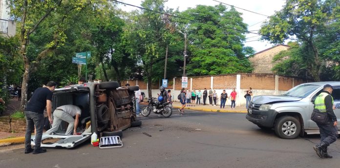 Grave choque y vuelco en el centro de Posadas Grave choque y vuelco en el centro de Posadas
