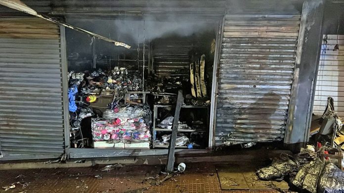Incendio destruyó casillas comerciales en Ciudad del Este