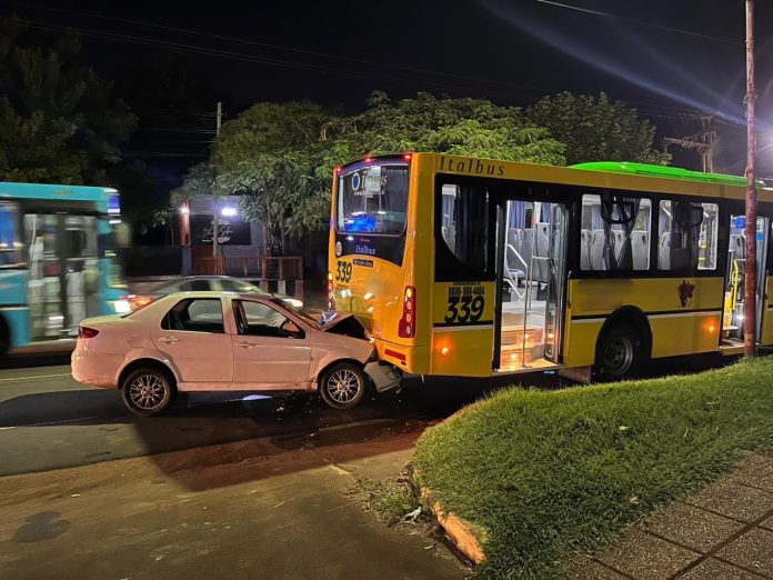 Choque entre un auto y un colectivo en Posadas