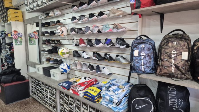 Leandro N. Alem comercios deportivos ajustan ventas, precios y expectativas ante el próximo Mundial (2)