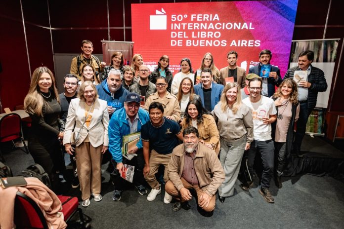 Misioneros en la Feria del Libro (6) (Mediano)