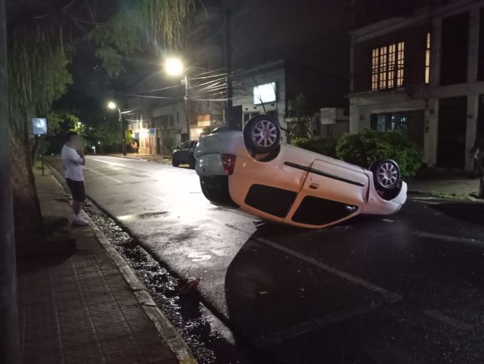Volcó en pleno centro de Posadas