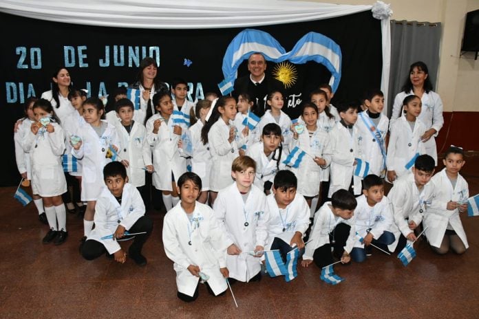 Alumnos de cuarto grado prometieron lealtad a la Bandera en el acto central de Eldorado (9)